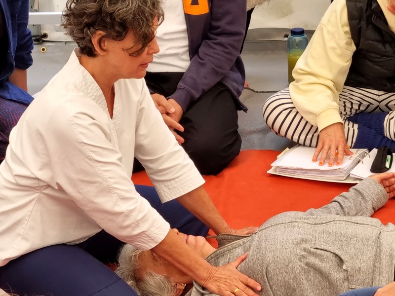 Shiatsu-Behandlung beim ESI Campus 2023 an der Ostsee